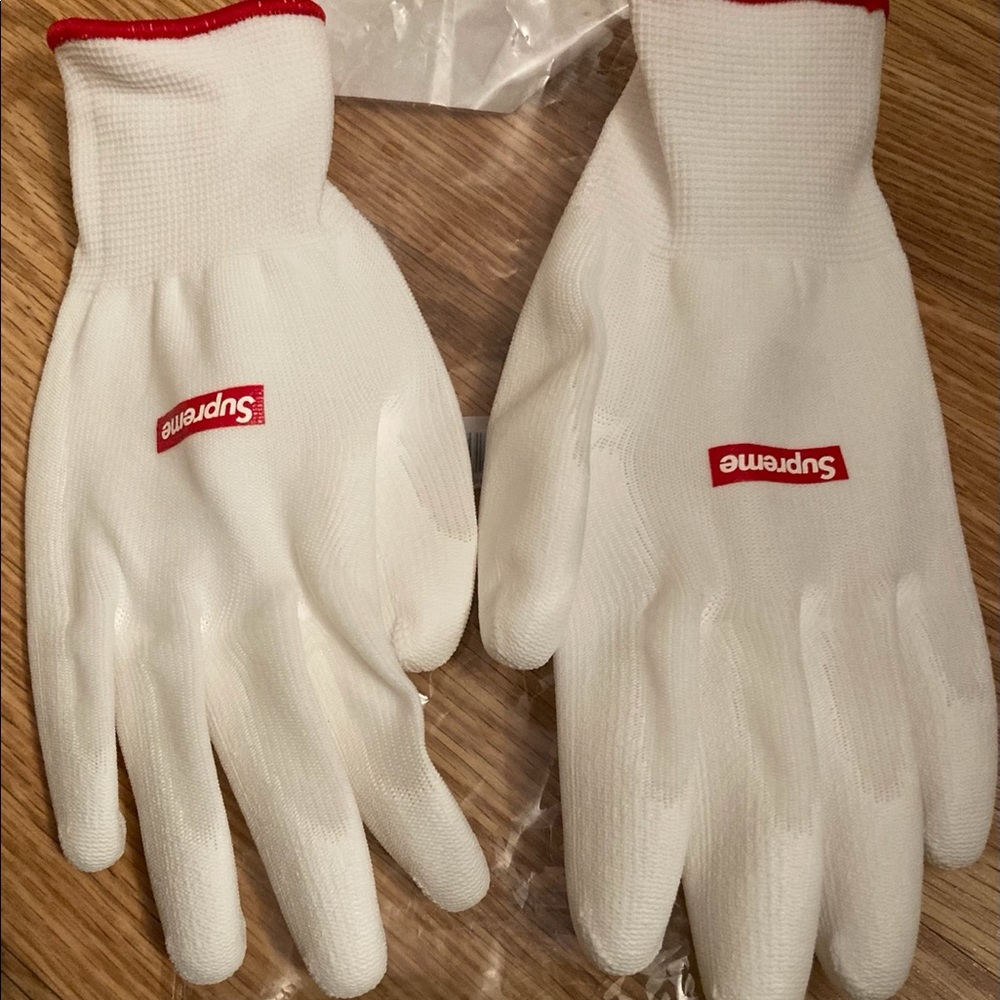 NWT supreme gloves - Picture 1 of 6